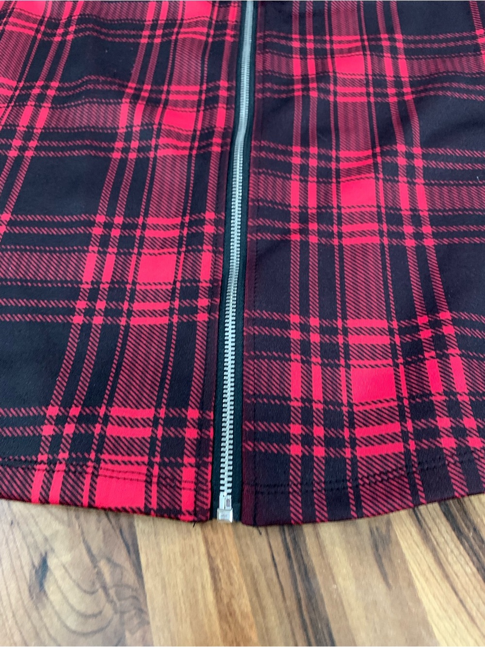 Hot Topic Skater Skirt Womens Medium Black Red Plaid Punk Goth Preppy Front Zip - Picture 4 of 13